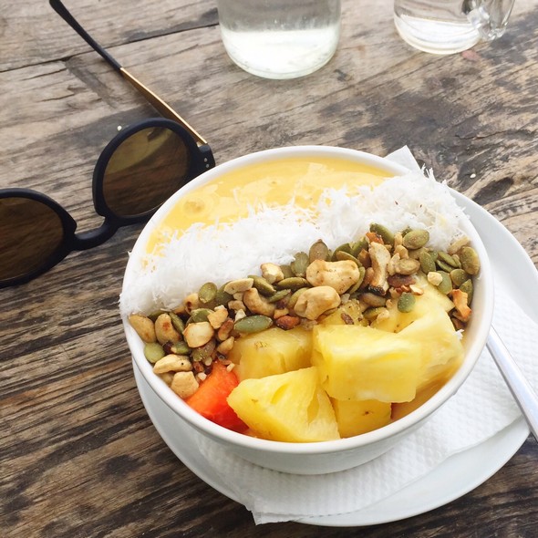 Smoothie bowl, mango, crate cafe, bali, canggu