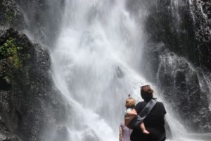 inge, bali met kind, gitgit waterval
