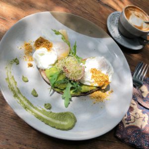 drifter cafe uluwatu, poached eggs avo